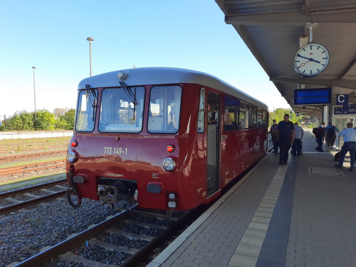 UP 772 149-1 hatte am 19.09.2020 beim Eisenbahnfest im Bw Arnstadt seinen 1. ffentlichen Auftritt. Er pendelte mehrmals zwischen Bw und Arnstadt Hbf. Ein Fototagebuch von der Wiederinbetriebnahme des LVT gibt es hier: https://www.up-schienenfahrzeugtechnik.de/lvt-lvs/