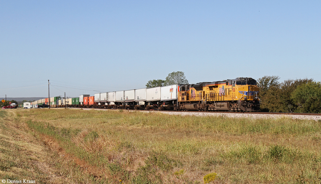 UP 7938 + 8380 mit Güterzug am 13.10.2015 bei Millsap, Texas.