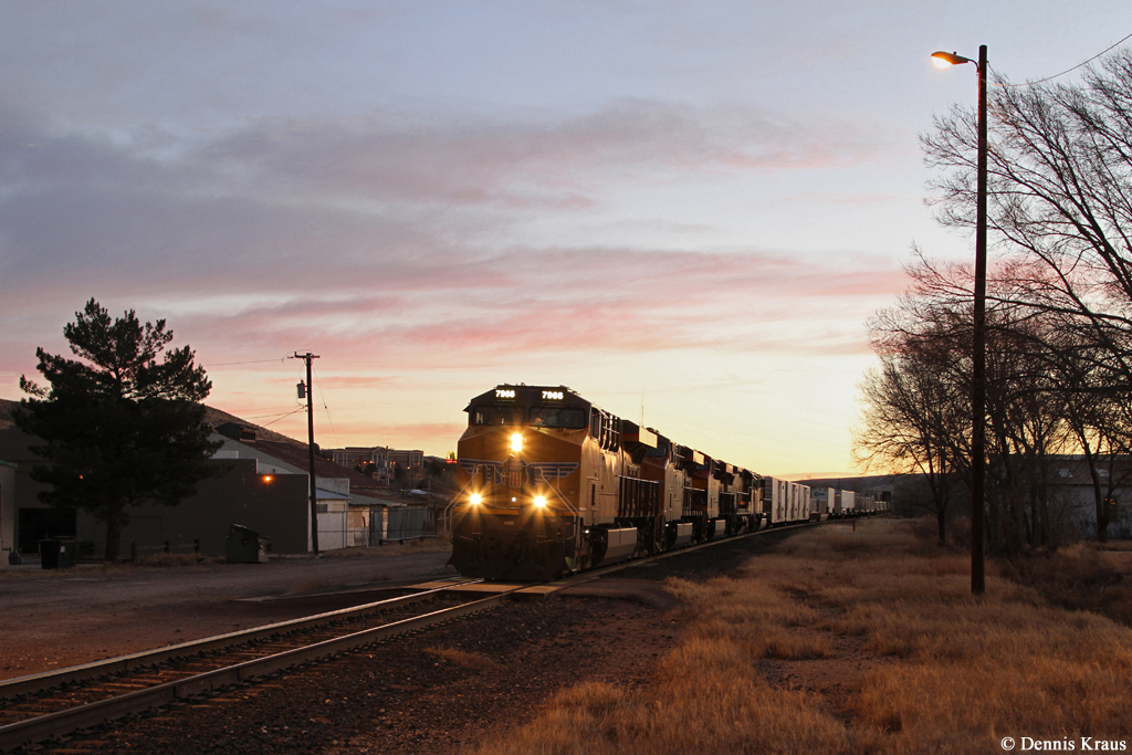 UP 7966, eine ES44AC, an der Spitze eines Güterzuges. Aufgenommen am Morgen des 21.12.2014 in Alpine, Texas.