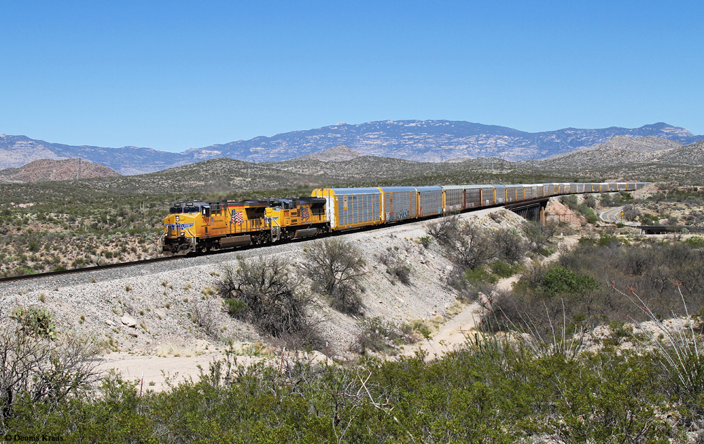 UP 7969 (GE ES44AC), 8795 mit Autozug am 10.03.2016 bei Vail, Arizona.