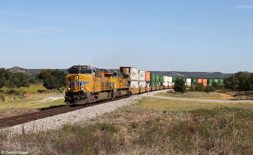 UP 8162 (ES44AC) + 8870 (SD70AH) mit Containerzug am 06.10.2015 bei Santo, Texas.