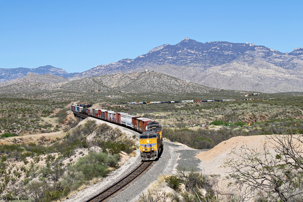 UP 8218 (GE ES44AC), 5671, 6314 mit gemischten Güterzug am 10.03.2016 bei Vail, Arizona.