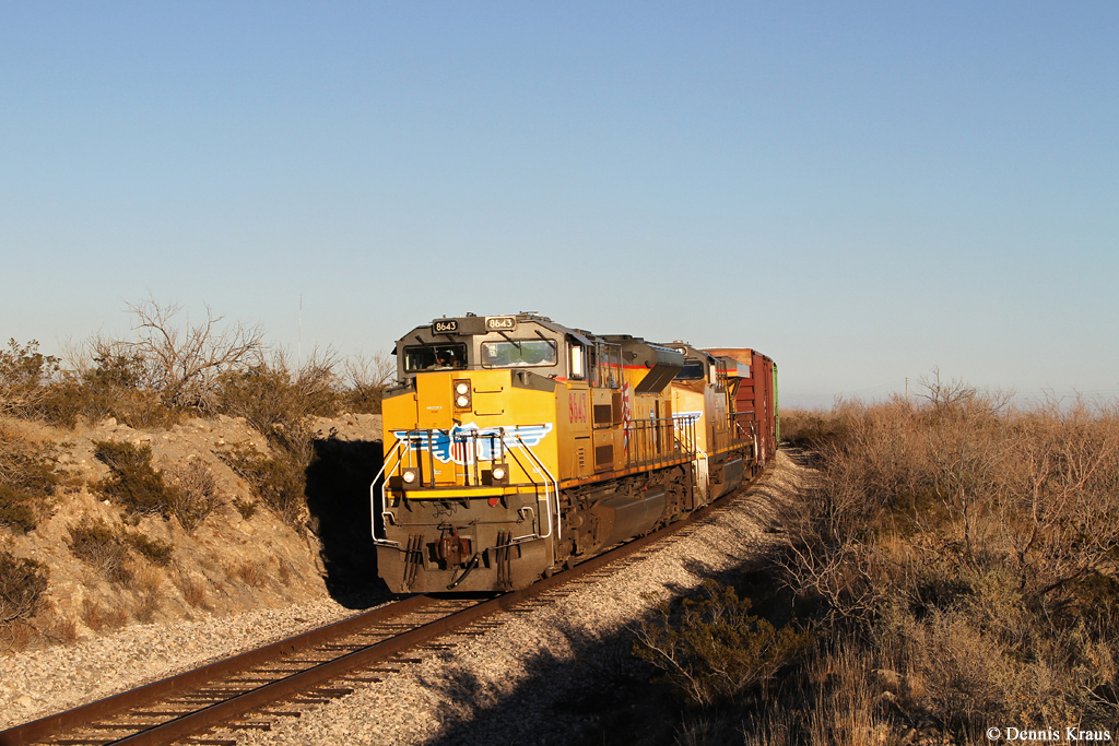 UP 8643 + UP 7645 mit einem gemischten Güterzug am 20.12.2014 bei Odessa, Texas.