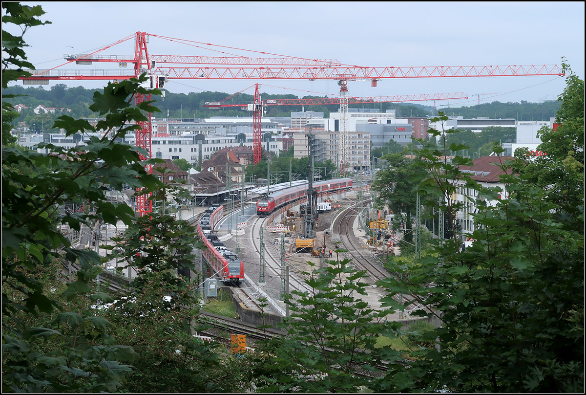 Update Bahnhof Stuttgart-Feuerbach -

Die beiden im Bild rechten Gleise (für Regional- und Fernbahnverkehr) haben jetzt ihre endgültige Lage erhalten. Dazwischen ist jetzt Platz für die Tunnelrampe in die Tunnelröhren zum neuen Hauptbahnhof. Der Aushub für die Rampe hat schon begonnen.

Nach Fertigstellung von Stuttgart 21 werden diese beiden Gleise für den Personenverkehr planmäßig nicht mehr gebraucht, könnten aber als Verbindung zur einer möglichen Weiternutzung der Gäubahn-Panoramastrecke dienen, unter Umgehung des Hauptbahnhofes. Falls die sogenannte P-Option eines Tages gebraucht wird (weitere Gleise zum von Feuerbach zum Hauptbahnhof), würden diese beide Gleise über zwei weitere Tunnelröhren an den Tunnel aus Bad Cannstatt angeschlossen werden, um die Kapazität zu erhöhen.

15.07.2019 (M)