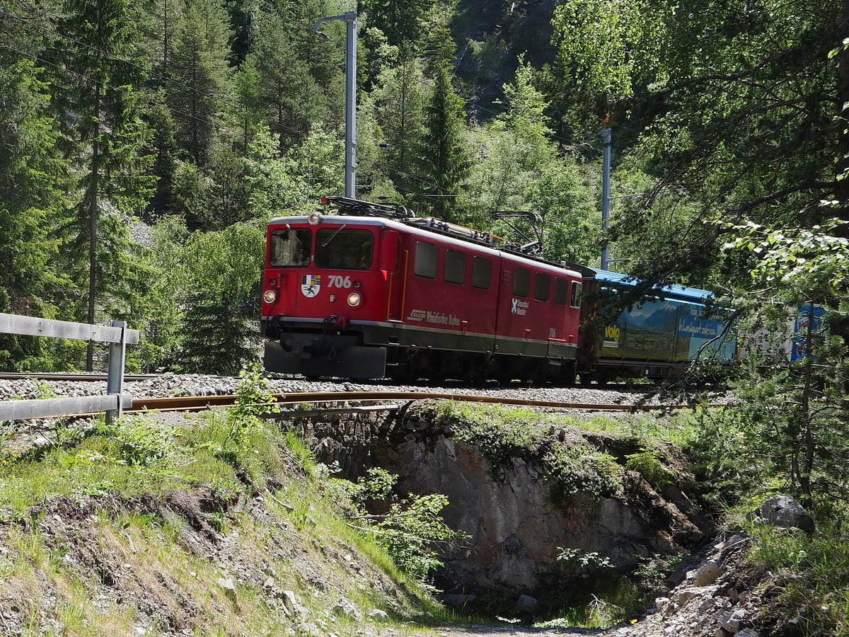 Ups Überraschung, nach Fahrplan dürfte doch jetzt kein Zug kommen, ach so, ein Güterzug (diese Fahrpläne kenne ich nicht) mit Ge 6/6 II 706  Disentis/Mustér  aus Richtung Bergün/Bravuogn kommend kurz vor Filisur, 13.06.2019

