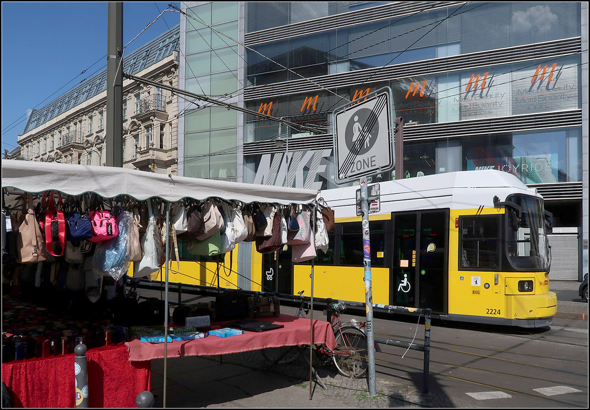 Urbane Dichte und die Straßenbahn mittendrin -

Am Hackeschen Markt in Berlin.

22.08.2019 (M)