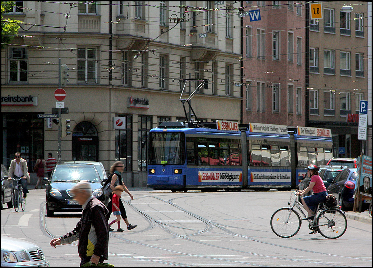 Urbanes Leben und Straßenbahn -

Blick von Max-Weber-Platz in die Innere Wiener Straße in München mit einer Straßenbahn der Linie 17 nach St. Emmeran.

17.06.2012 (M)


