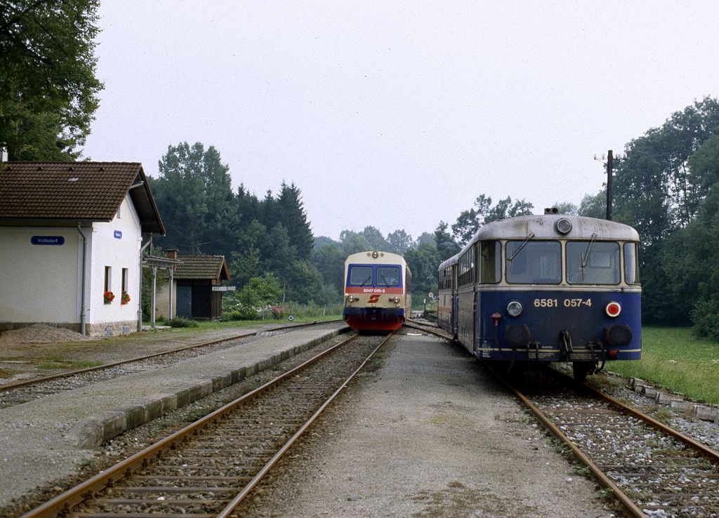 Urige Zugkreuzung in Voitsdorf an der Strecke Wels - Grünau im Almtal mit 5081 065, 6581 057 und dem Gegenzug 5047 010 am 28.07.1989