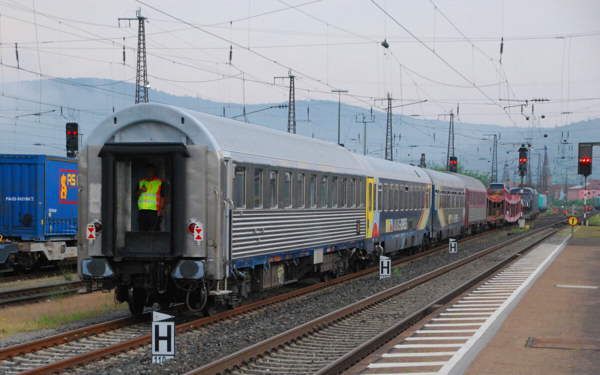 URLAUBS-EXPRESS UEx 1384 mit ES64 U2 026 von Verona nach Düsseldorf (Gemünden/Main, planmäßiger Betriebshalt: an 3:07, ab 4:08 Uhr), wird nach umfangreichen Rangierarbeiten am 27.06.2021 mit mehr als einer Stunde Verspätung auf Gleis 8 bereitgestellt.