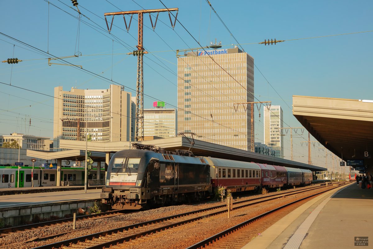 Urlaubsexpress mit MRCE 182 599/ ES 64 U2-099 in Essen Hbf nach Westerland Sylt, August 2020.