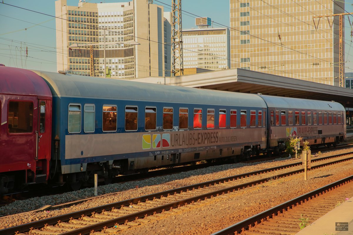 Urlaubsexpresswaggons in Essen Hbf, August 2020.