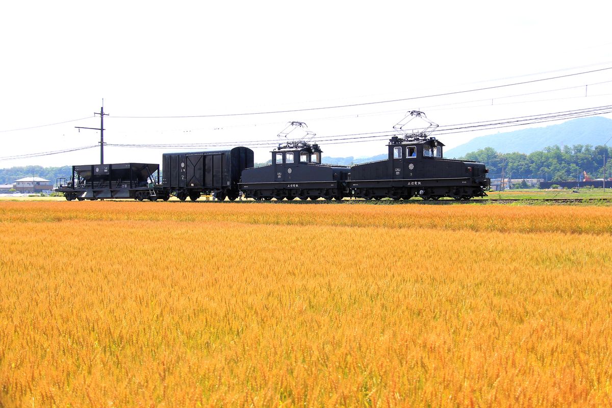 Ursprünglich besass die Jôshin-Bahn drei solche Loks von Siemens-Schuckert/MAN aus dem Jahr 1924. Nach der Einstellung des Güterverkehrs 1994 gelangte Nr. 2 als Denkmal in einen Park. Nr. 1 wird noch 2016 abgestellt; leider fehlt das Geld für eine Revision. Aufnahme am 29.Mai 2016. 