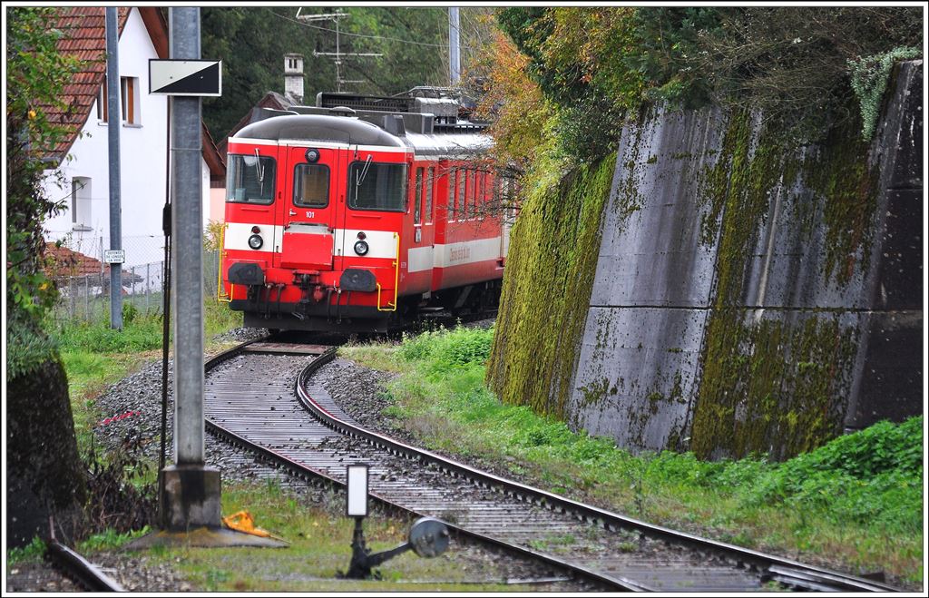 Ursprünglich führte die Strecke von Bonfol einmal weiter über die Grenze nach Pfetterhouse und weiter nach Mulhouse. Am heutigen Streckenende in Bonfol steht der BDe 101. (13.10.2014)