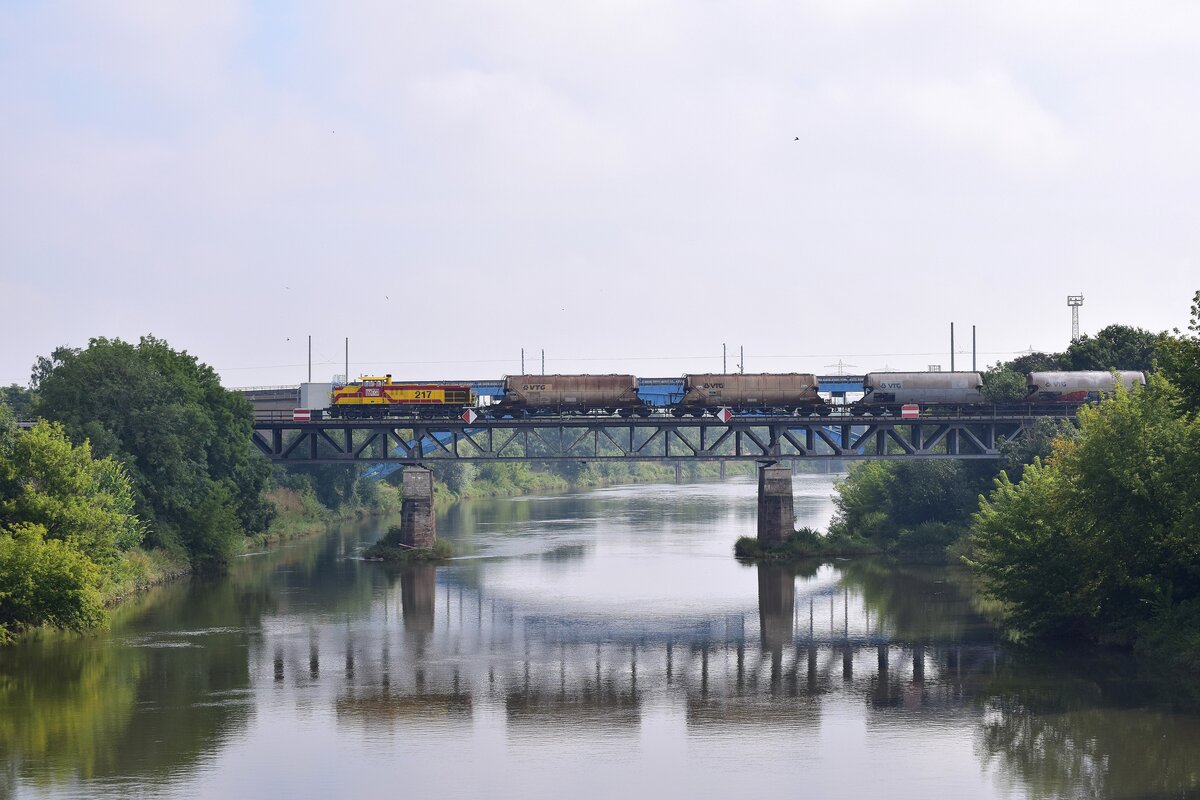 Ursprünglich hatte ich einen Zug der Sodabahn auf der Brücke geplant. Allerdings ließ sich lange Zeit kein Zug der Sodabahn blicken. In der Zwischenzeit kam 275 217-8 mit einem Güterzug durchgefahren.

Bernburg 06.08.2021