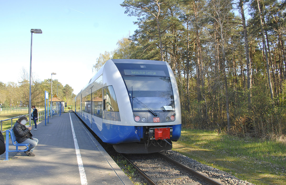 Usedomer Bäderbahn an der Albeck Grenze auf Usedom. Aufnahme: 5. Mai 2016.