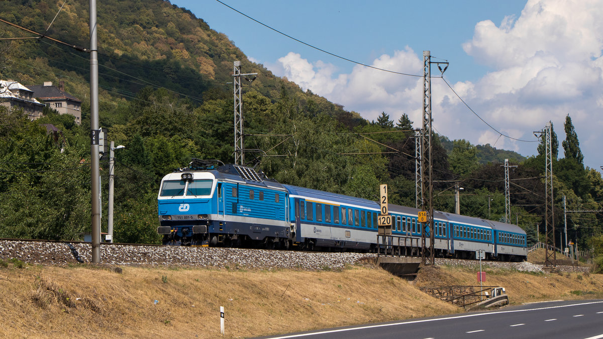 Usti nad labem am 14. Juli 2018. Der Schnellzug mit 151 001-5 fährt wohl in Richtung Prag. 