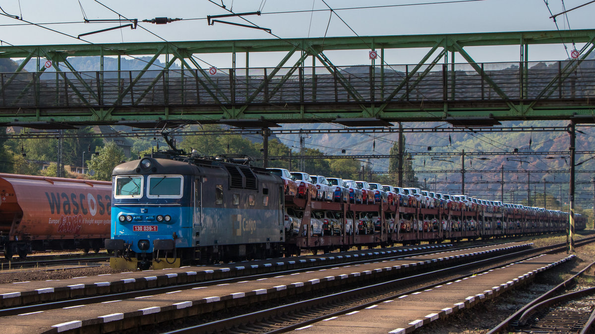 Usti nad Labem-Strekov am 4. August 2018. 130 039-1 ist mit einem vollen Autozug unterwegs.