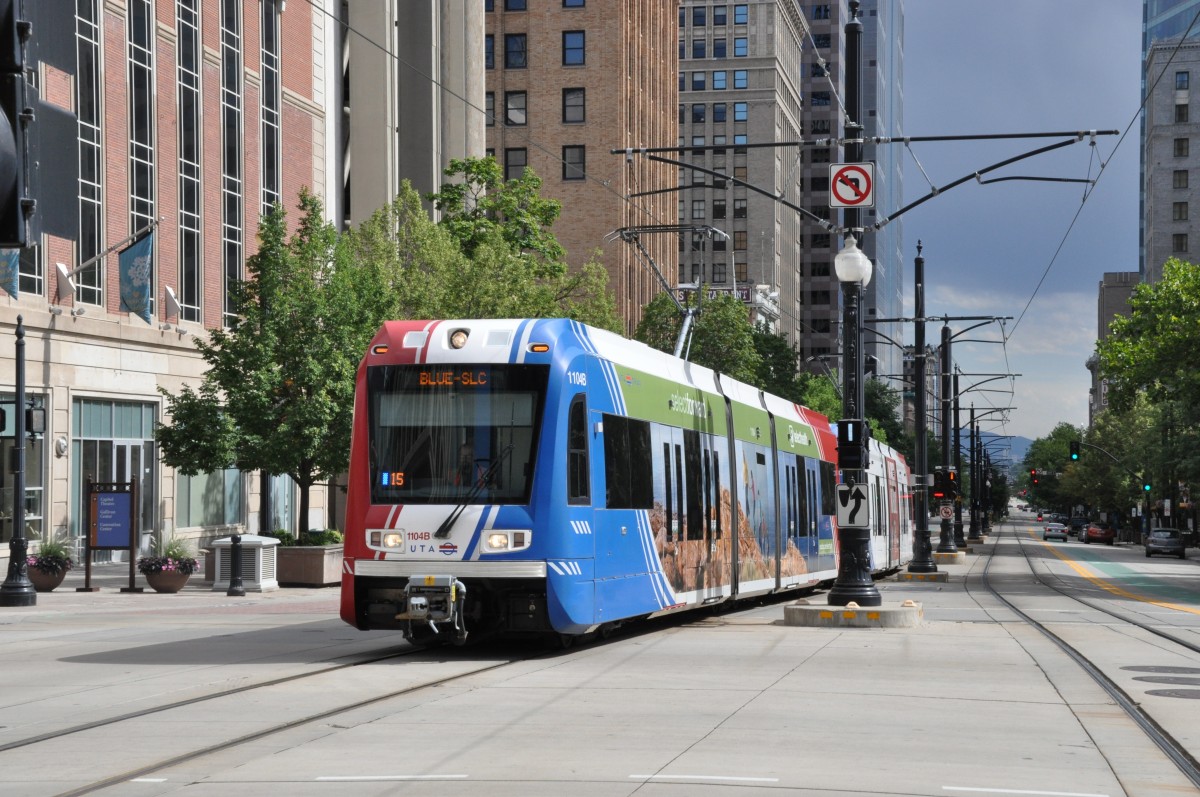 UTA, South Salt Lake. Siemens S70 (Nr.1104B) in Salt Lake City zwischen Gallivan Plaza und City Center. (29.7.2013)