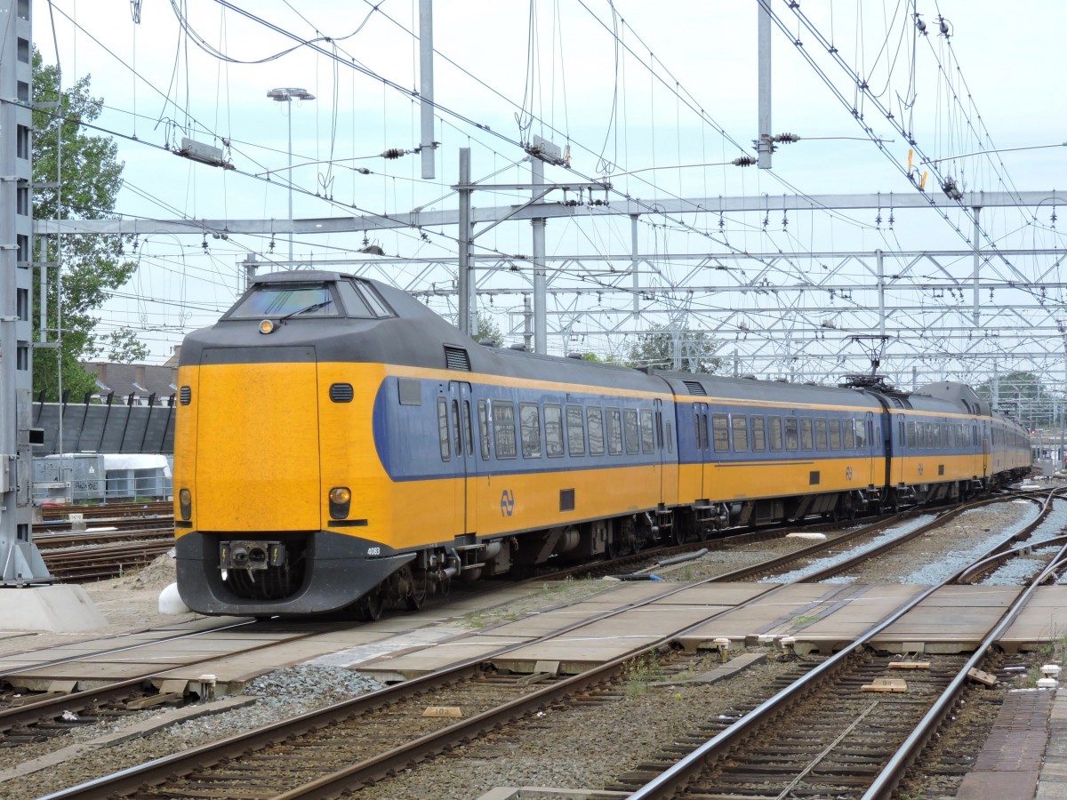 Utrecht Centraal. Einfahrt des Intercity nach Groningen am 10.08.2015