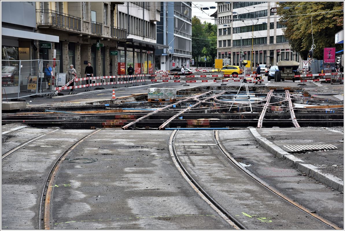 Uups, das passt aber nicht, aber ich nehme mal an, es ist gewollt. Kreuzungsbaustelle am Stauffacher in Zürich. (02.09.2017)