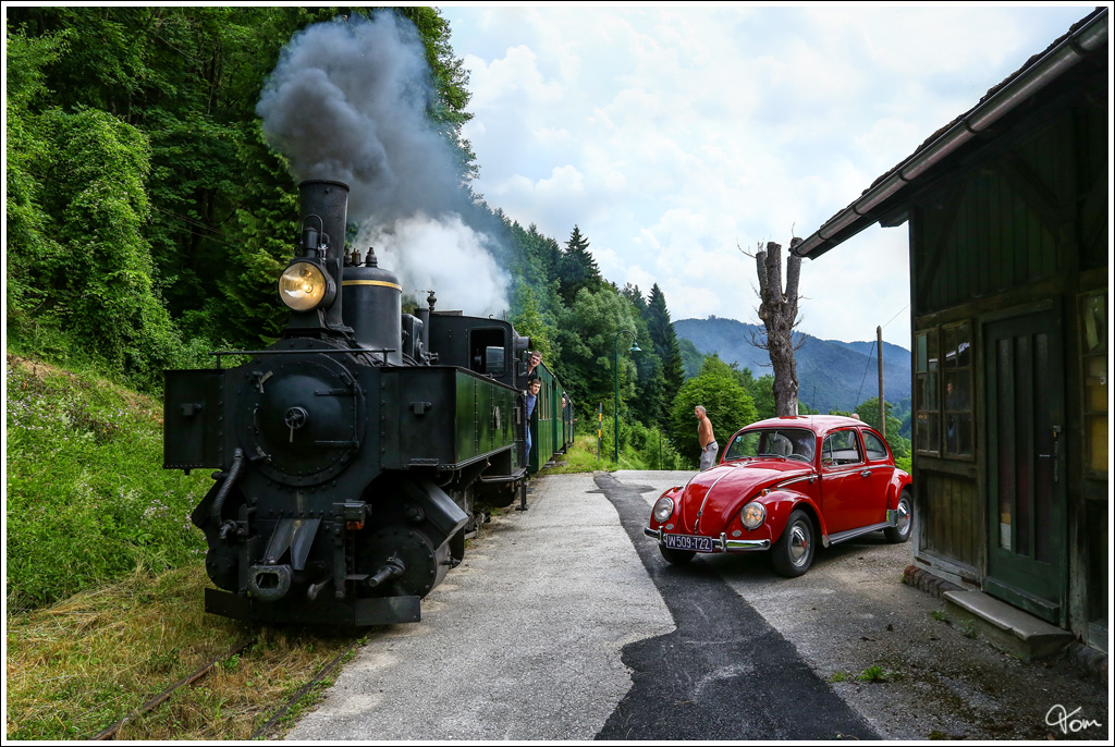 Uv 1 der Ybbsthalbahn Bergstrecke zieht den tscherland Express von Kienberg nach Lunz am See. 
Gaming 13.7.2013