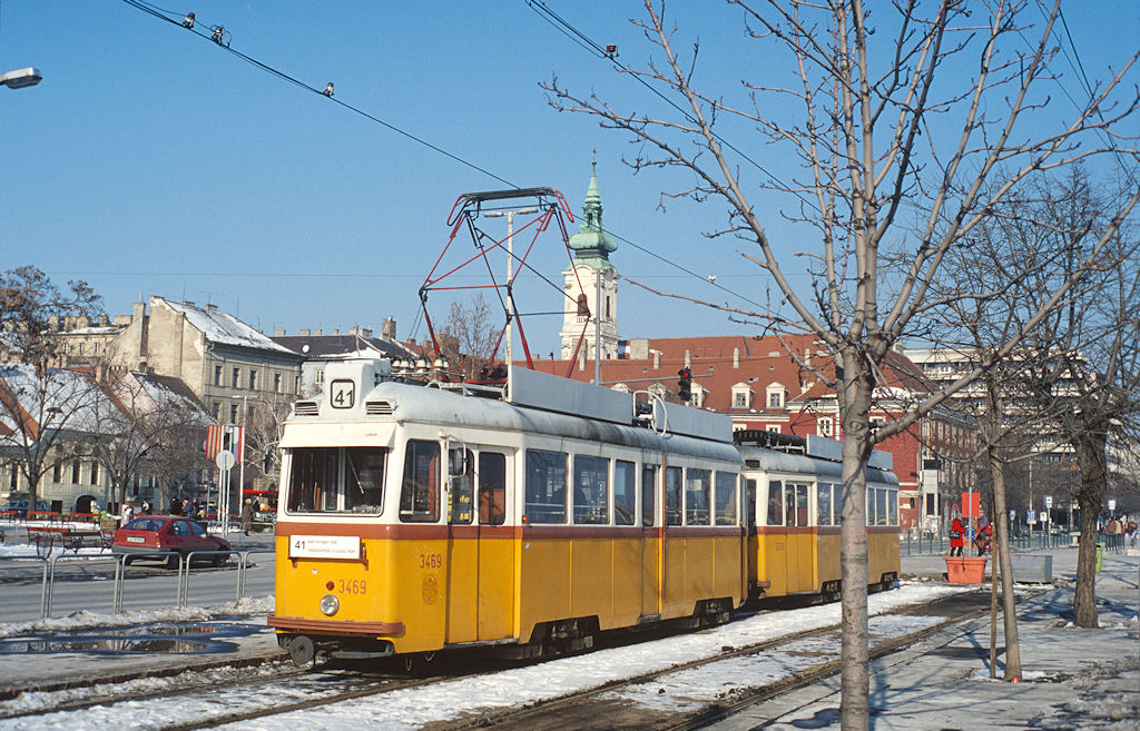 UV 3469 + 3200, Batthyany ter. (30.01.2005)