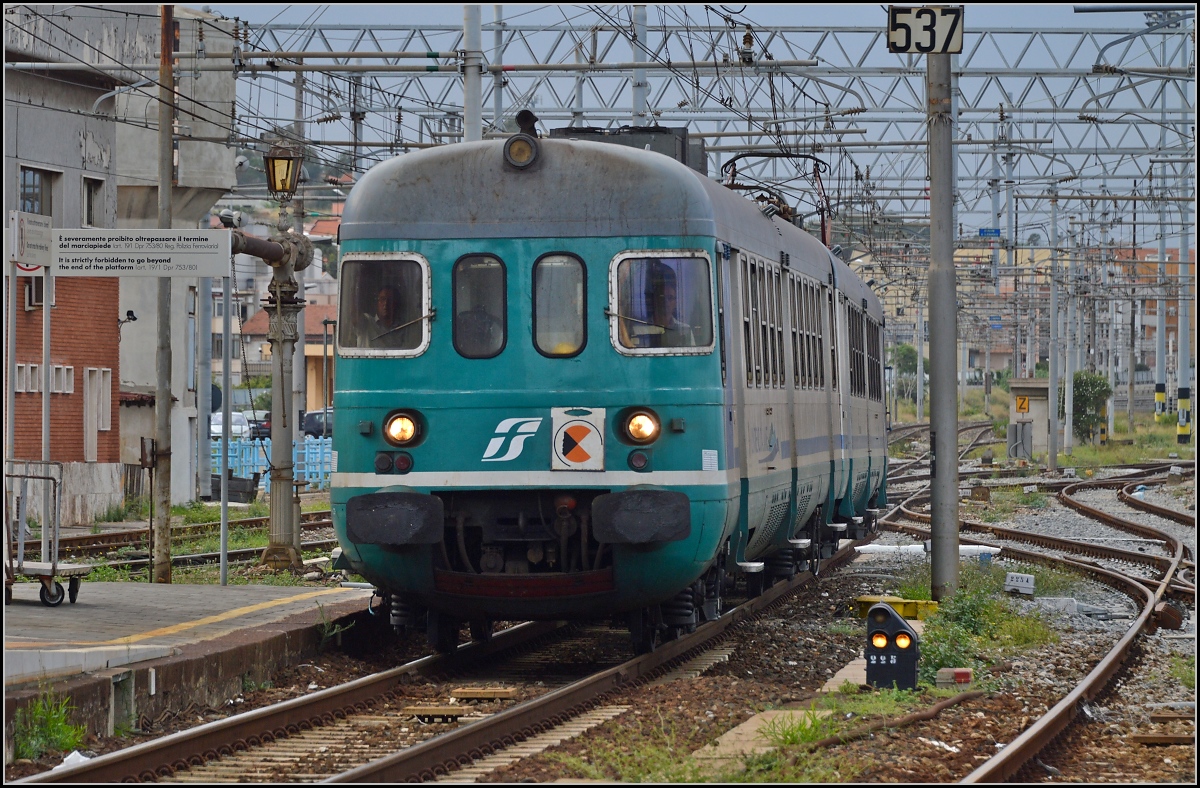 <U>Zwischen Skylla und Charybdis.</U> 

Aus Reggio Calabria fährt Ale 803-050 in den Bahnhof Villa San Giovanni ein. Im August 2013.