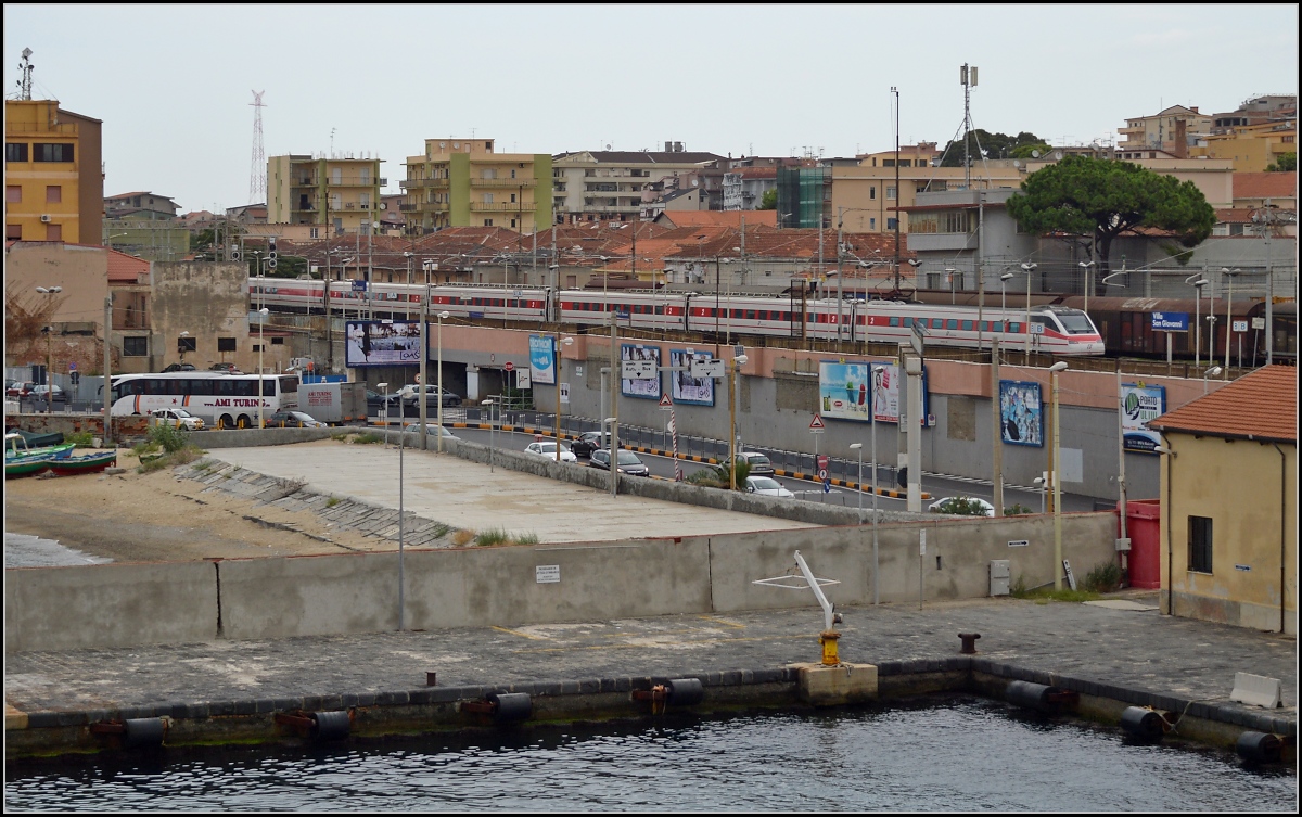 <U>Zwischen Skylla und Charybdis.</U>

In Villa San Giovanni verlässt der ETR 460 den Bahnhof mit dem Ziel Rom. Beobachtet von der Fata Morgana. Im August 2013.