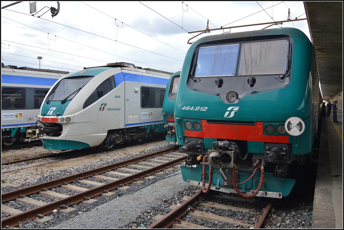 <U>Zwischen Skylla und Charybdis.</U>

Mehrere E464 und Minuetti warten auf Kundschaft bzw. ihren Einsatz in Messina, Sizilien, erreichbar direkt vom Fähranleger. Im August 2013.