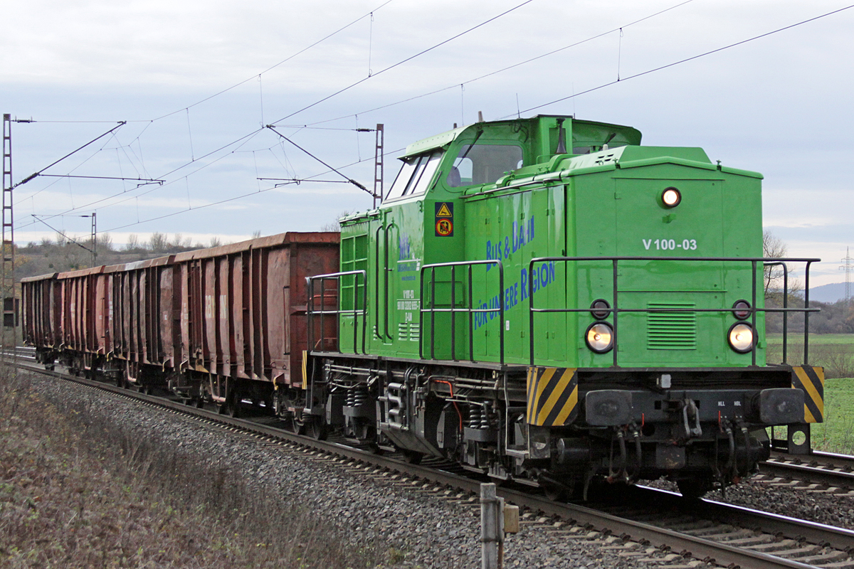 V 100-03 im neuen Lack am 22.11.2016  14:14 nördlich von Salzderhelden am BÜ 75,1 auf dem Weg nach Alfeld