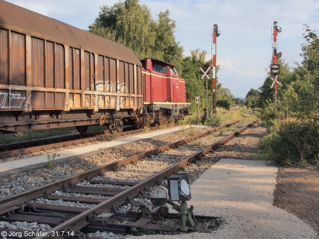 V 100 1365 wartete am 31.7.14 vor den Masten der Wassertrüdinger Einfahrsignale, während 362 407 am anderen Zugende Güterwagen in den Gleisanschluss der Firma Schwarzkopf rangierte.
