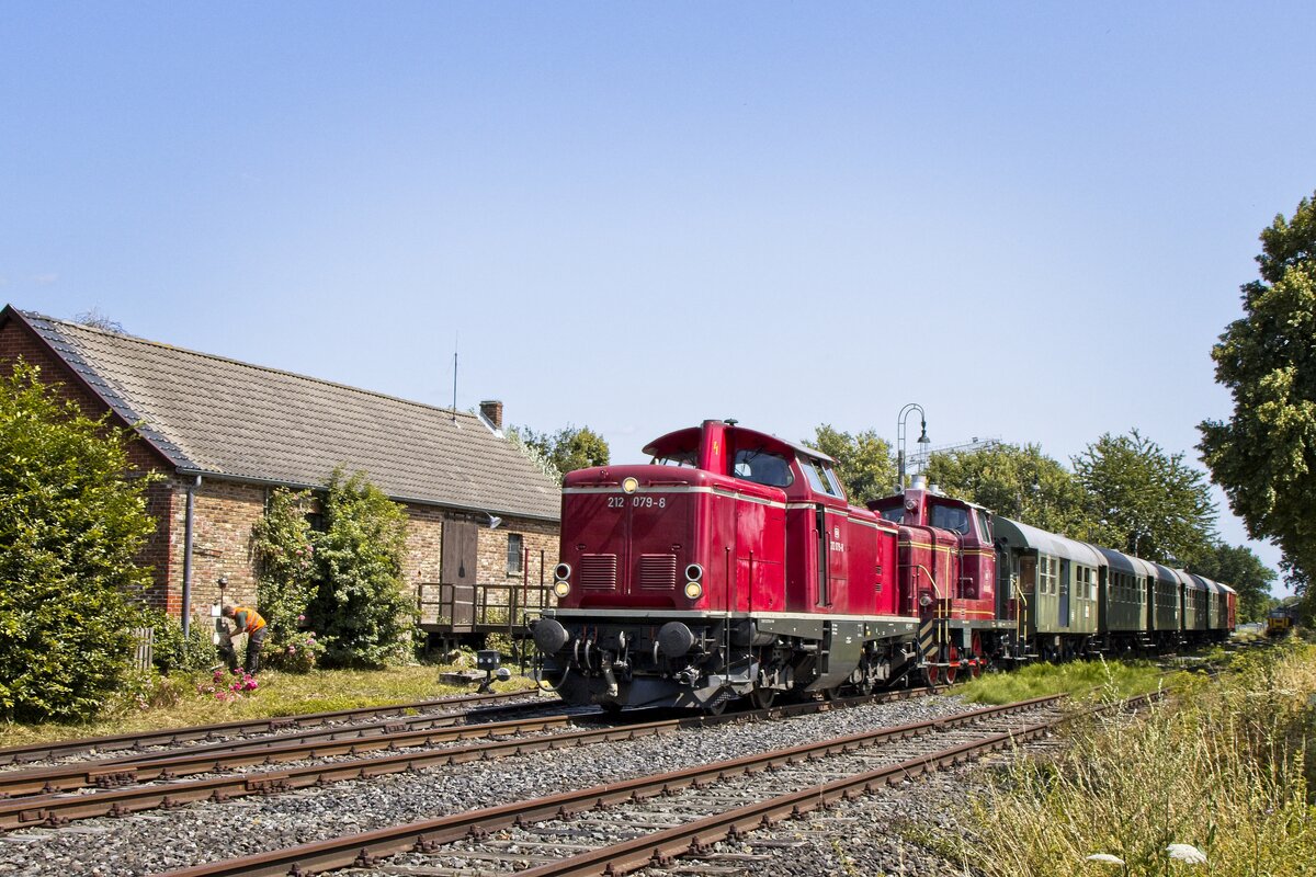 V 100 2079 und V 60 615 der Museumseisenbahn Hamm zur Saisoneröffnung im Bahnhof Lippborg-Heintrop (18.07.2021)