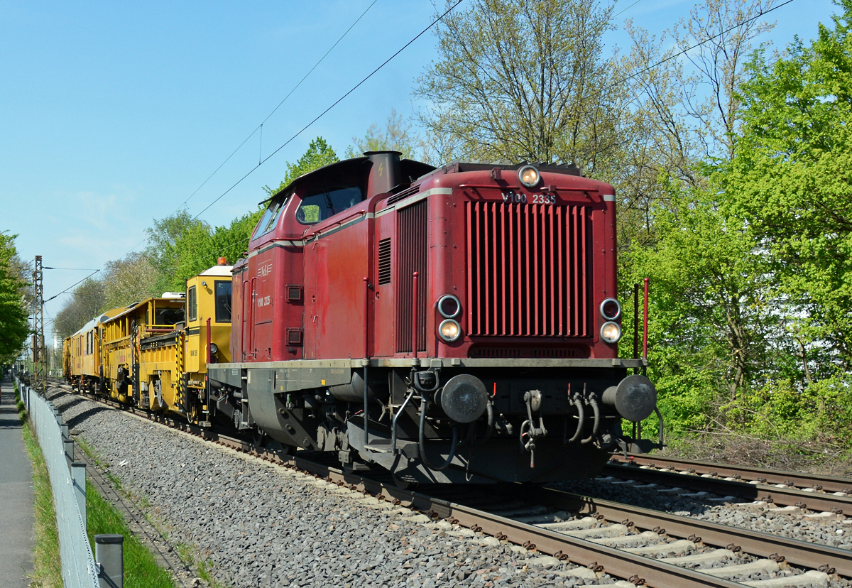 V 100 2335 der NeSA (ehemalig DB 213 335) mit Bauzug durch Bonn-Friesdorf - 24.04.2015