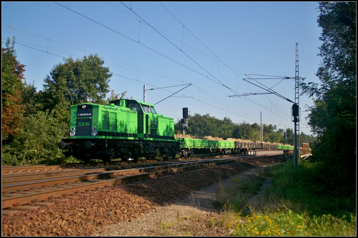V 100-BUG-03 / 202 520-3 der BUG Vermietungsgesellschaft mbH Berlin im Bauzugeinsatz mit Res-Wagen und Sand am 30.09.2017 kurz hinter dem Bahnübergang Rudolf-Rühl-Allee in Berlin. Ein Gruß an den Tf zurück!