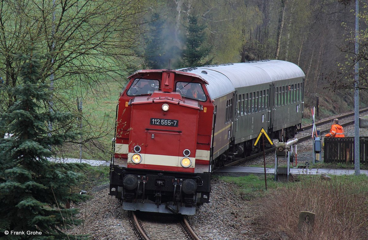 V 100 Press 112 565-7, ex DR 110 565-9 (Bj. 1973, LEW  Hans Beimler  Hennigsdorf) vor VSE-Museumszug als Sonderzug 80343 nach Annaberg-Buchholz, Erzgebirgische Aussichtsbahn ex KBS 536 Schwarzenberg - Annaberg-Buchholz, fotografiert bei der Ausfahrt Walthersdorf am 28.04.2013 