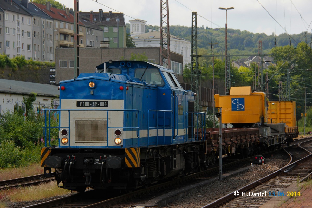 V 100-SP-004 (203 004-1) mit einem Baukran am 13.06.2014 in Wuppertal Steinbeck.