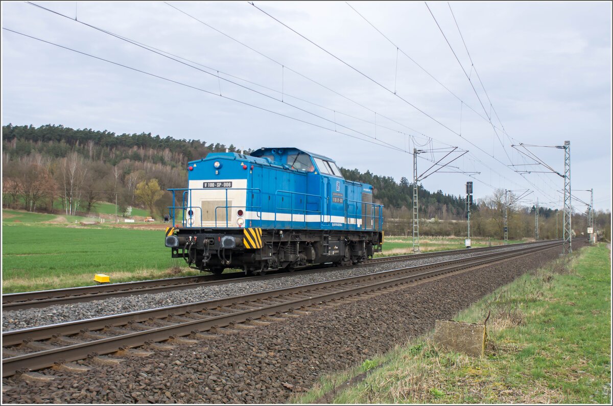 V 100-SP-006 (2203 006-6) von SLG Spitzke Logitik GmbH ist am 26.03.2024 als Lz auf dem Weg in Richtung Neuhof gesehen bei Kerzell.