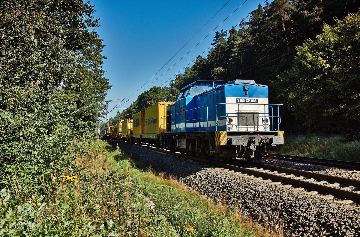 V 100-SP-008 (203 128-4) ist am 24.08.16 mit einen Bauzug der Firma Spitzke Lokistk Gmbh bei Burghaun zu sehen.