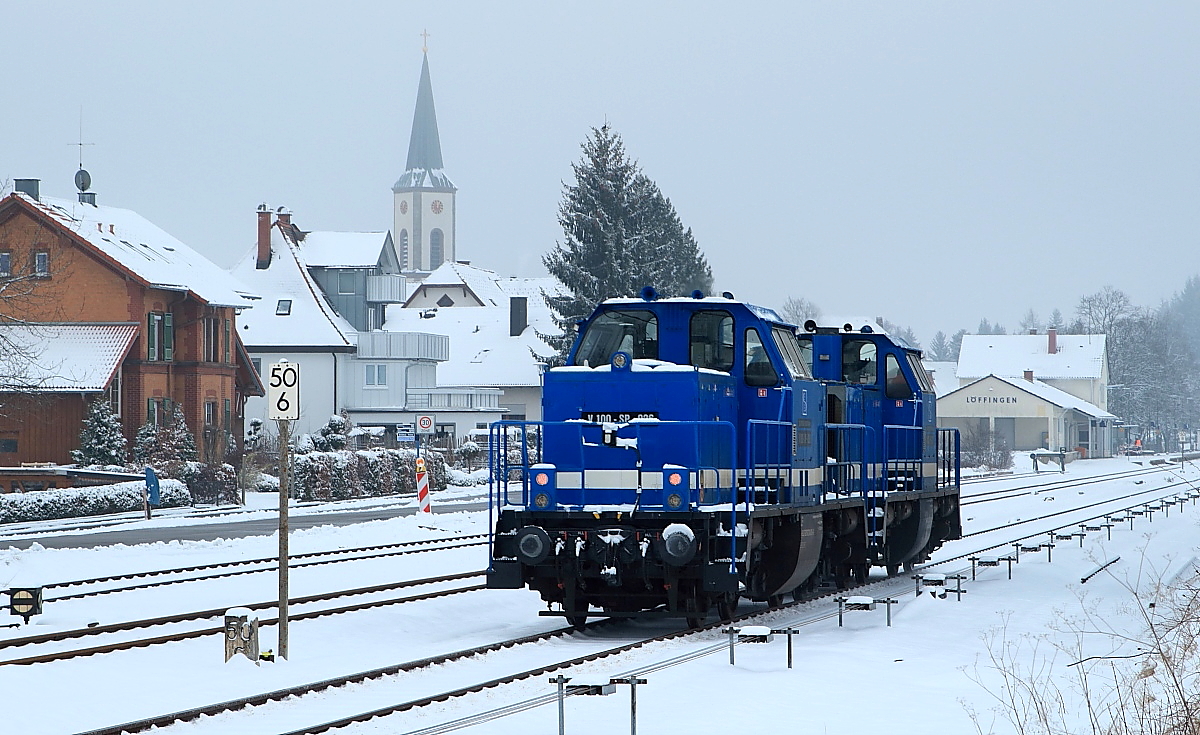 V 100-SP-027 und V 100-SP-006 von Spitzke Logistik durchfahren am 18.03.2018 den Bahnhof Löffingen