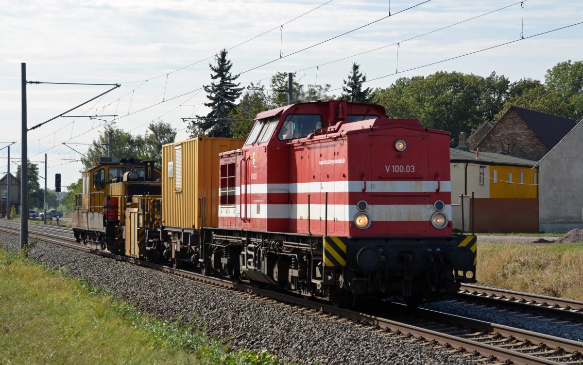 V 100.03 der hessischen Gterbahn berfhrte am 04.10.13 diesen Schienenschleifzug durch Braschwitz Richtung Magdeburg.