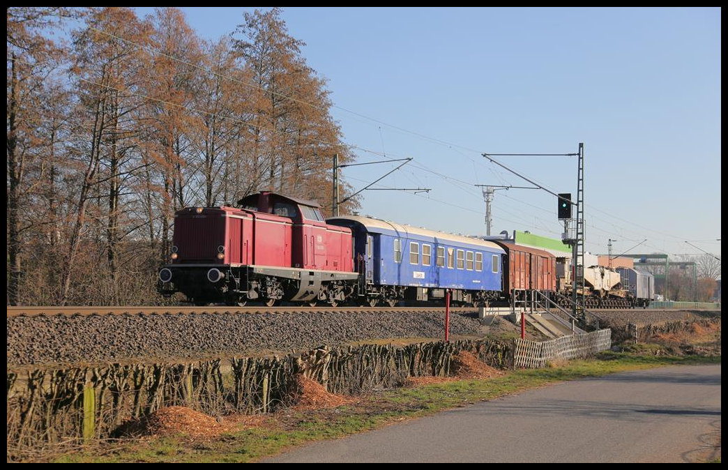 V 1002091 kam am 27.2.2019 über die Rollbahn von einem Trafotransport zurück. Mit dem Leerzug fuhr sie um 9.49 Uhr durch Hasbergen in Richtung Münster. Ein kurzer Zug mit insgesamt 34 Achsen!