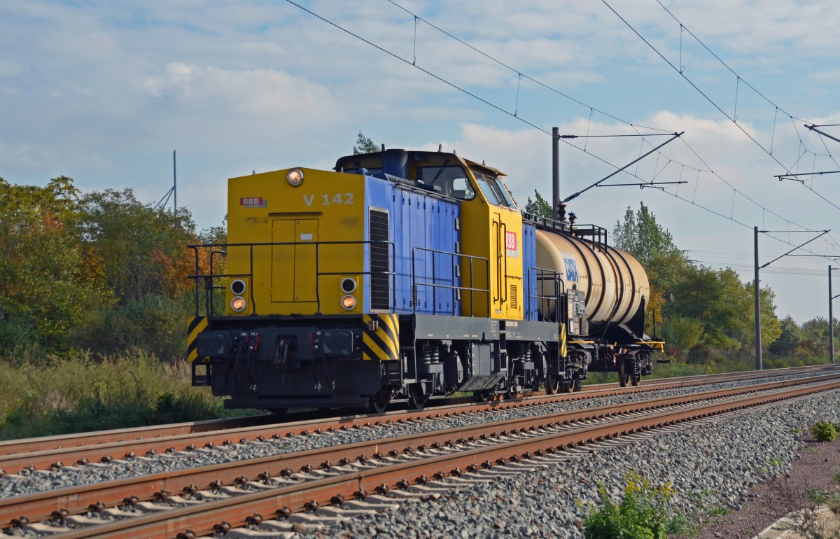 V 142 der RBB fhrte am 13.10.13 einen einzelnen Kesselwagen durch Greppin Richtung Dessau.