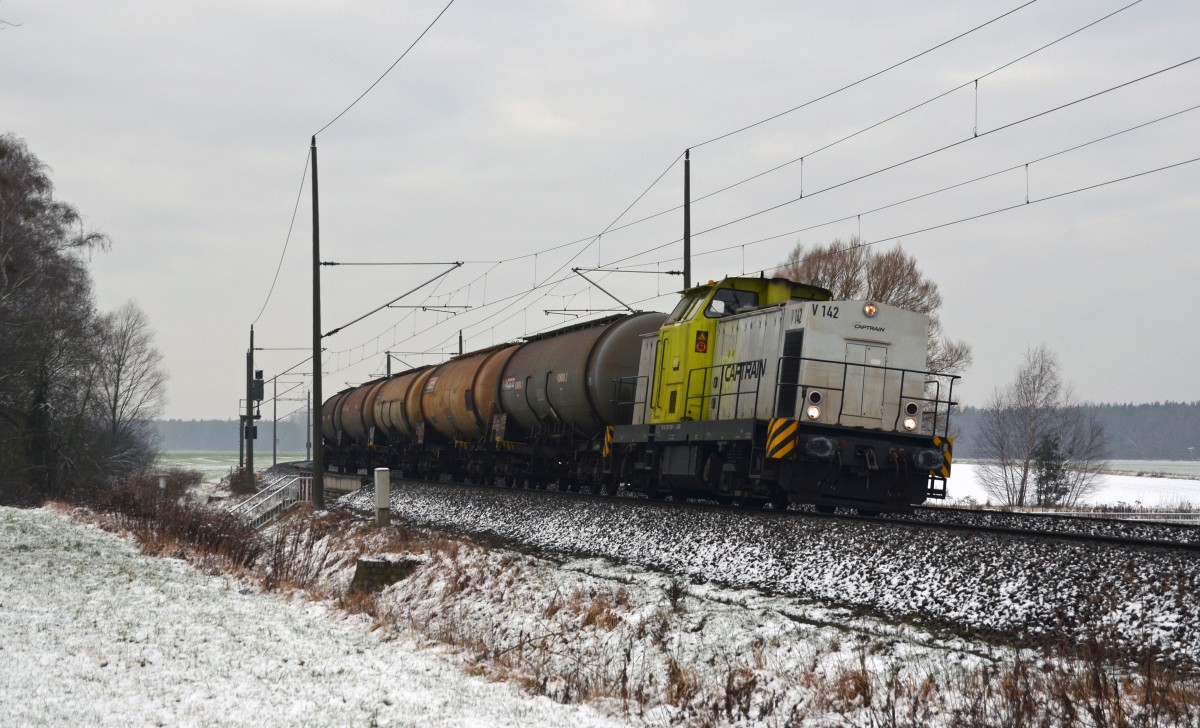 V 142(293 900) der Captrain Deutschland passiert mit einem kurzen Kesselwagenzug am 18.02.16 Burgkemnitz. Der Zug kam aus Bitterfeld und war unterwegs zum Waschmittelwerk Zschornewitz. 
