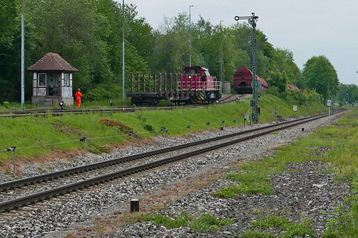 V 150 (98 80 0580 001-2) der HzL bei der Zusammenstellung eines neuen Zuges im Güterbereich des Bahnhofs von Mengen (31.05.2019).