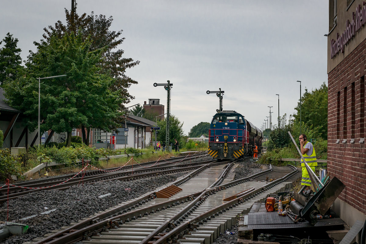V 150.01 durchfährt eine Baustelle am Bahnhof Mönchengladbach Rheindahlen am 08.08.2014