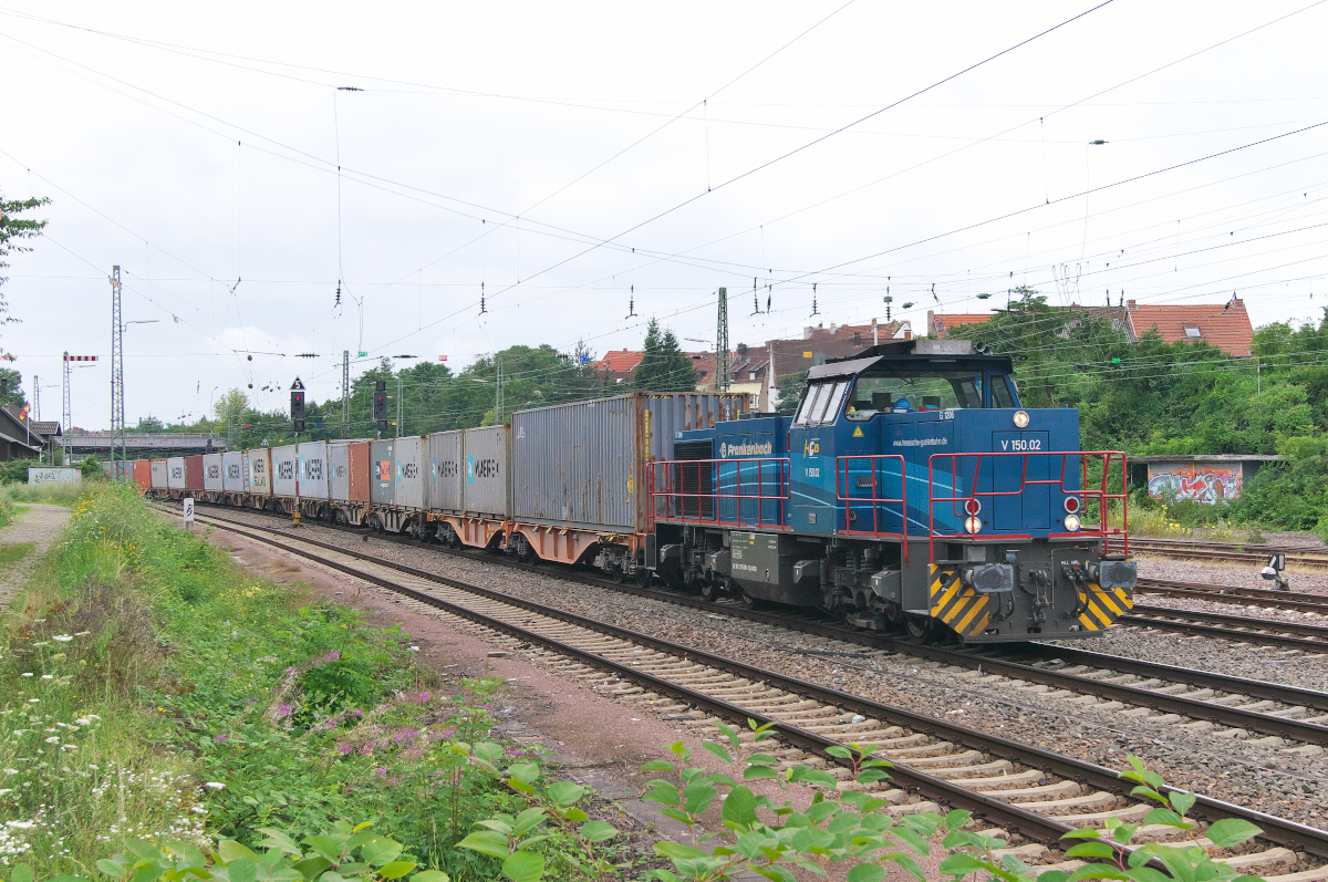 V 150.02 ( 92 80 1275 501-5 D-HGB ) der Hessischen Güterbahn bringt den Frankenbach Containerzug von Dillingen Saar nach Homburg durch Saarbrücken Burbach.
Bahnstrecke 3230 Saarbrücken - Karthaus 28.07.2017