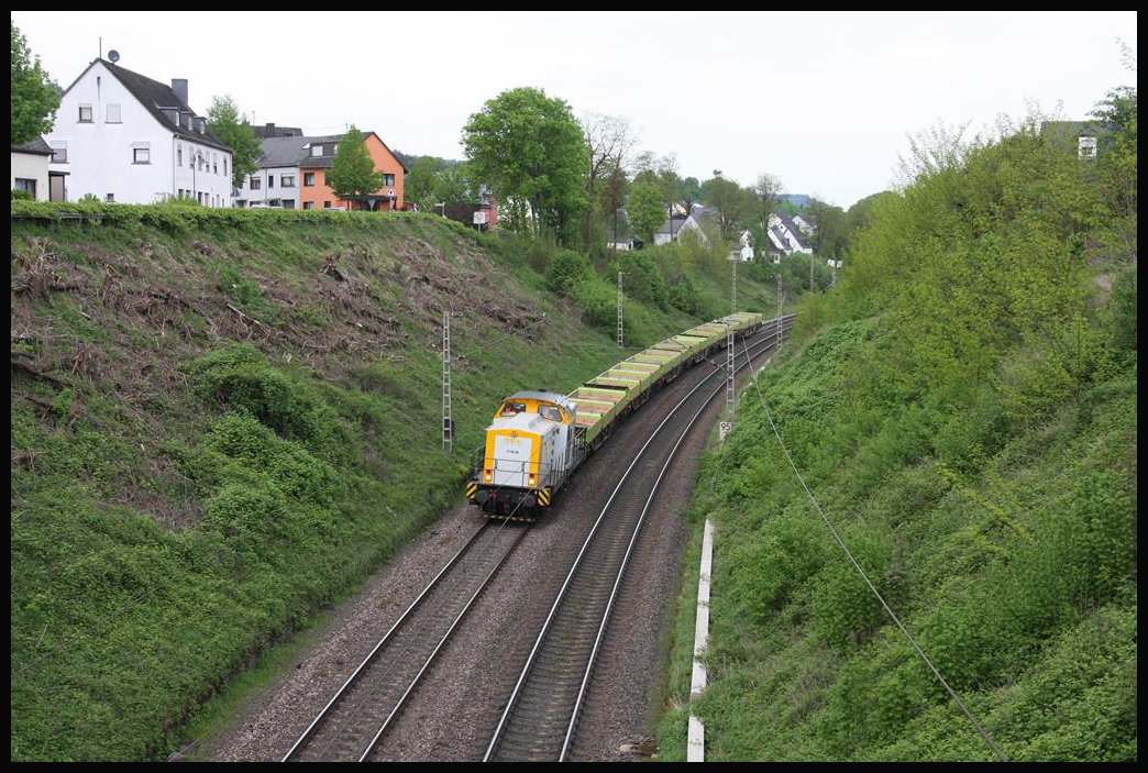 V 150.04 der SGL kam am 29.04.2018 um 16.01 Uhr mit einem Kippwagen Zug Richtung Trier durch den Einschnitt in Föhren.