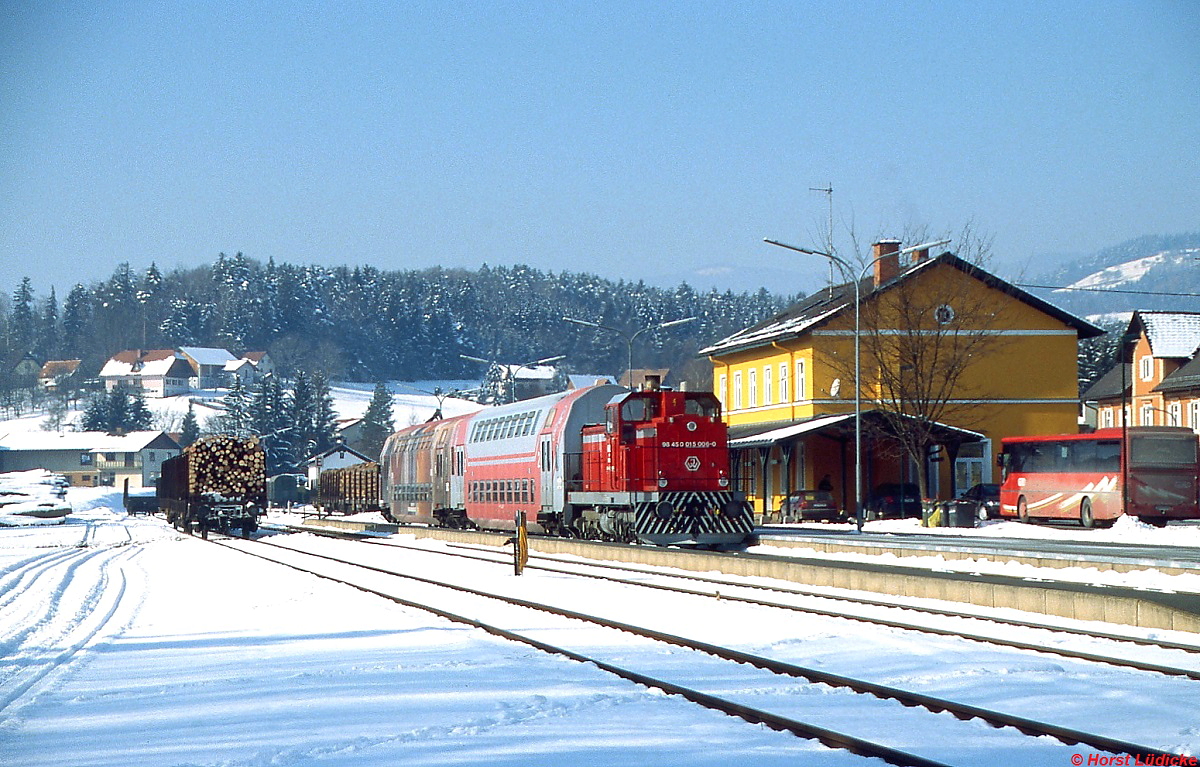 V 1500.6 steht im Bahnhof Wies-Eibiswald abfahrbereit nach Graz (Februar 2005)