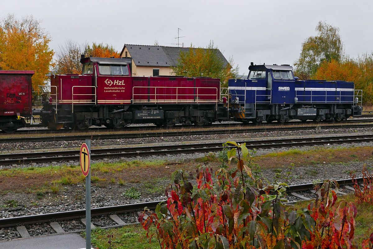 V 151 / 580 002-0 und V 152 / 580 005-3 der HzL / SWEG am 26.10.2020 im Bahnhof von Mengen