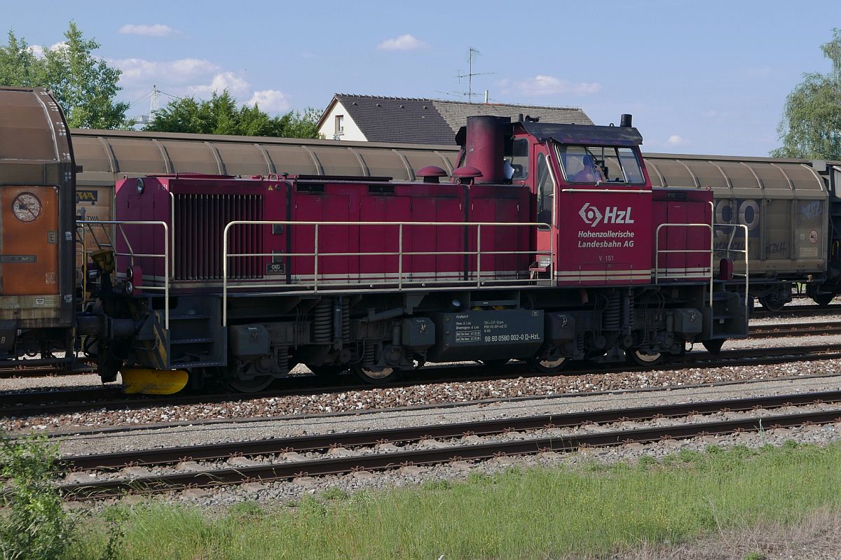 V 151 (98 80 0580 002-0 D-HzL) der Hohenzollerischen Landesbahn am 04.06.2018 im Bahnhof von Mengen.